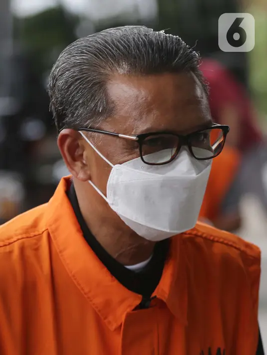 Gubernur Sulawesi Selatan non aktif, Nurdin Abdullah saat tiba di lobby Gedung KPK, Jakarta, Jumat (5/3/2021). Nurdin Abdullah ditahan KPK terkait dugaan suap dan gratifikasi pengadaan barang dan jasa pembangunan infrastruktur di lingkungan Pemprov Sulsel 2020-2021. (Liputan6.com/Helmi Fithriansyah)