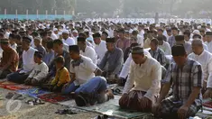 Warga Muhammadiyah di Lenteng Agung menggelar Salat Ied di Lapangan sepak bola Al-Bayyinah, Jakarta, Rabu (23/9/2015). Menurut Muhammadiyah, seringnya perbedaan ini terjadi karena tidak ada ketentuan baku di kalender hijriyah. (Liputan6.com/Yoppy Renato)