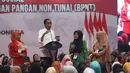 Presiden Joko Widodo  berdialog dengan warga dalam acara penyaluran bantuan sosial Program Keluarga Harapan (PKH) dan Bantuan Pangan Non Tunai (BPNT) tahun 2019 di Cibinong, Bogor, Jumat (22/2). (Liputan6.com/Angga Yuniar)
