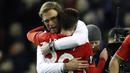 Pelatih Liverpool, Juergen Klopp, memeluk gelandangnya, Adam Lallana, usai menaklukan MU pada laga Liga Europa. Kedekatan ini membuat Klopp dan anak asuhnya bisa saling pengertian. (Reuters/Phil Noble)