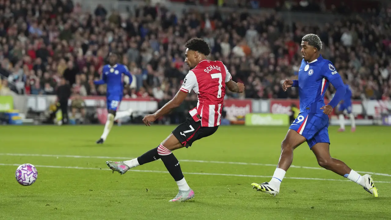 Kevin Schade dari Brentford mencetak gol dalam laga Premier League antara Brentford dan Chelsea