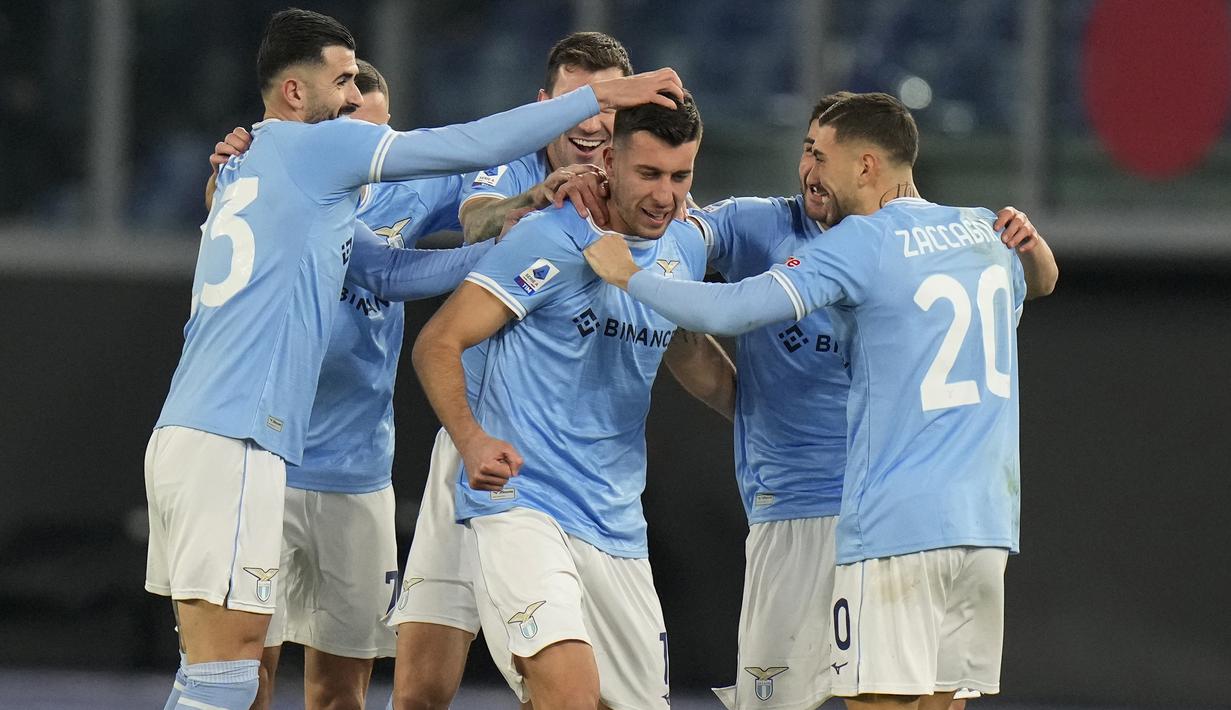 Lazio yang mendominasi jalannya laga sudah mampu menjebol gawang Fiorentina pada menit ke-8. Gol dicetak Nicolo Casale lewat tembakan keras setelah memaksimalkan umpan sepak pojok Luis Alberto. Skor 1-0 bertahan hingga babak pertama usai. (AP Photo/Alessandra Tarantino)
