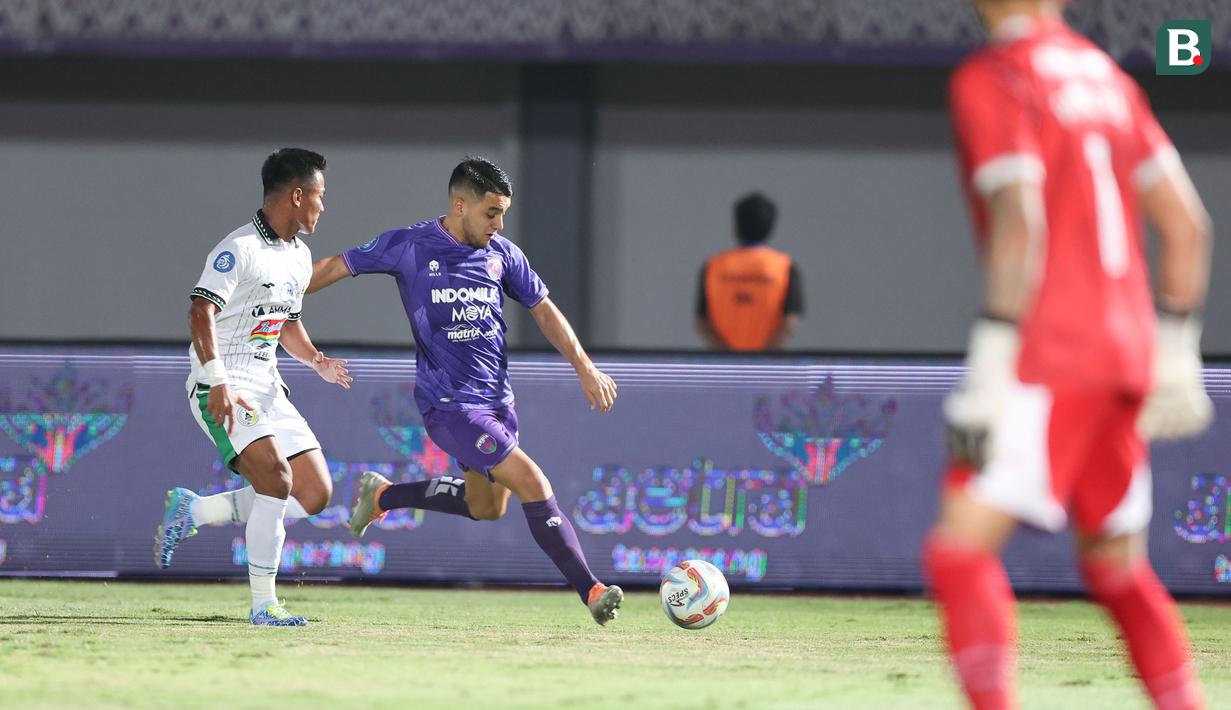 <p>Pemain Persita Tangerang, Ezequiel Vidal berusaha melepaskan umpan saat menghadapi PSS Sleman pada laga pekan ke-9 BRI Liga 1 2023/2024 di Stadion Indomilk Arena, Tangerang, Jumat (18/8/2023). (Bola.com/Abdul Aziz)</p>
