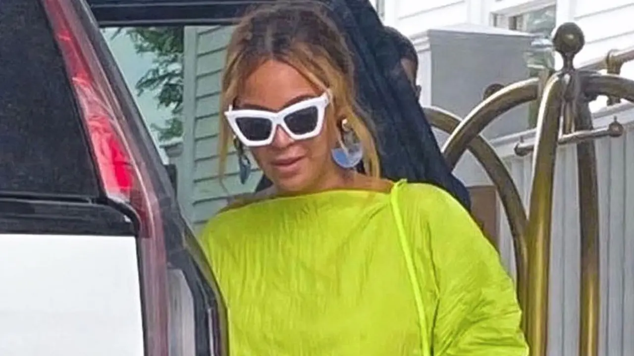 Beyonce dalam salah satu dress rancangan Peggy Hartanto