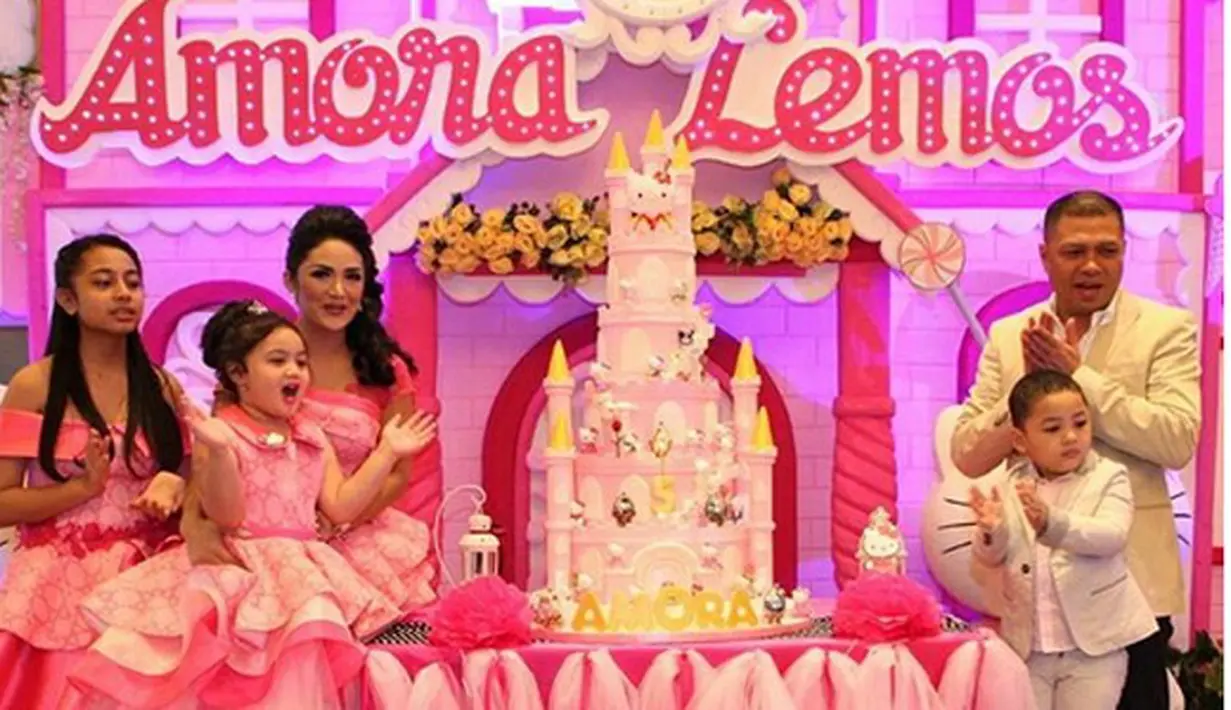 "Kita nggak bisa sampaikan, cuma di Jakarta. Amora undang teman-teman sekolahnya, teman main, teman suami saya," kata Krisdayanti, di kawasan Tendean, Jakarta Selatan sebelum menggelar acara. (Instagram/raullemos06)