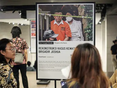 Sejumlah pengunjung melihat pameran Anugerah Pewarta Foto Indonesia (APFI) 2023 di Alun-Alun Surabaya, Jawa Timur, Jumat (12/5/2023). Ajang APFI 2023 yang digelar organisasi Pewarta Foto Indonesia (PFI) tersebut diikuti sebanyak 300 pewarta foto dengan total karya sebanyak lebih dari 2512 foto. (Liputan6.com/Faizal Fanani)