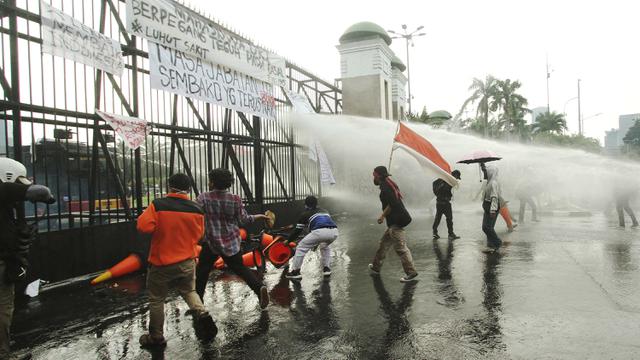 Suasana Memanas, Polisi Pukul Mundur Massa Aksi 11 April