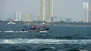 Petugas Ditpolair Baharkam Mabes Polri saat melakukan patroli memburu buaya di Teluk Jakarta, Rabu (17/6). Video berdurasi 27 detik yang berisi kemunculan buaya di perairan Teluk Jakarta banyak disebarkan lewat pesan singkat. (Merdeka.com/Imam Buhori)