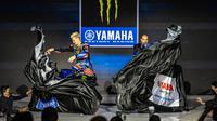 Pebalap Monster Energy Yamaha, Fabio Quartararo dan Franco Morbidelli, saat memperkenalkan livery baru yang akan digunakan untuk MotoGP 2023 di Jakarta di Hotel St. Regis pada Selasa (17/1/2023). (Dok. Yamaha)