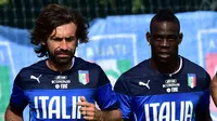 Andrea Pirlo dan Mario Balotelli (GIUSEPPE CACACE / AFP)