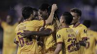 Para pemain Sriwijaya FC merayakan gol yang dicetak oleh Bio Paulin ke gawang Arema FC pada laga perempat final Piala Presiden di Stadion Manahan, Solo, Minggu, (4/2/2018). Sriwjaya FC menang 3-1 atas Arema FC. (Bola.com/M Iqbal Ichsan)