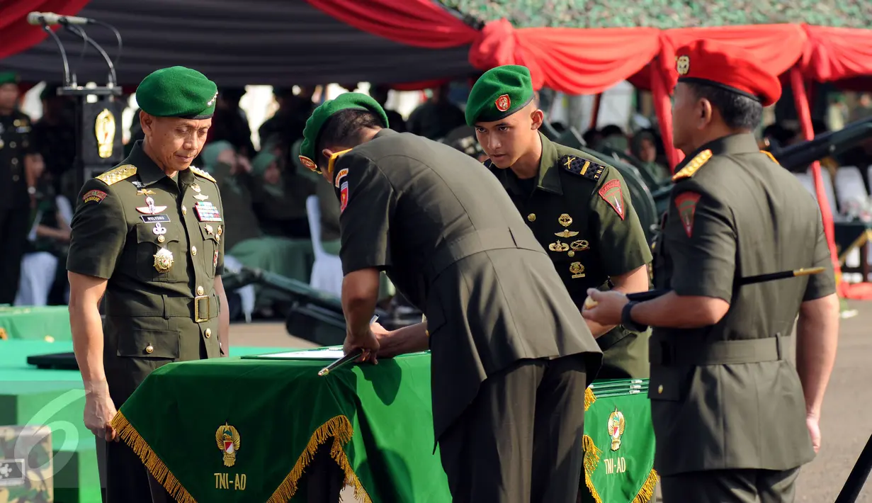 KASAD Jenderal TNI Mulyono menyaksikan penandatanganan surat serah terim ajabatan Komandan Jenderal Kopassus saat upacara serah terima jabatan di Markas Divisi Infanteri I Kostrad, Cilodong, Jawa Barat, Jumat (31/7/2015). (Liputan6.com/Helmi Fithriansyah)