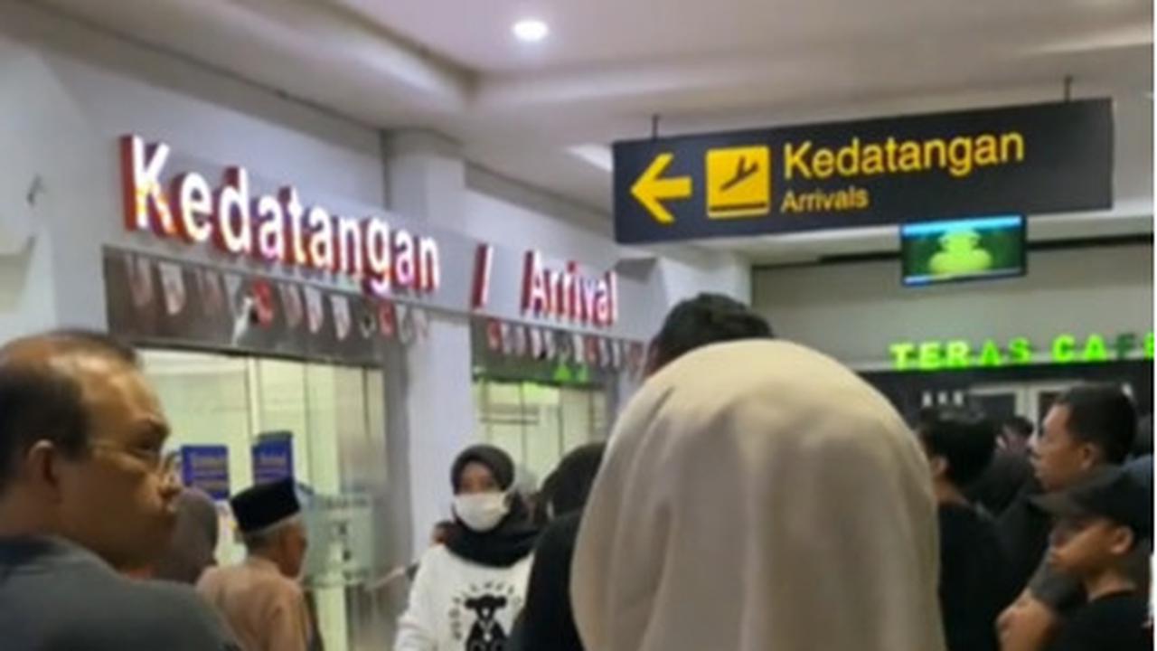 Peluk Erat Bak Lepas Kerinduan, Momen Wanita Sambut Ibunda yang Datang Dari Luar Negeri Ini Bikin Haru