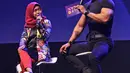 Presenter Deddy Corbuzier bersama selebgram Ria Ricis saat jadi pembicara di  XYZ DAY 2018  di The Hall Senayan City, Jakarta, Rabu (25/4). (Liputan6.com/Herman Zakharia)