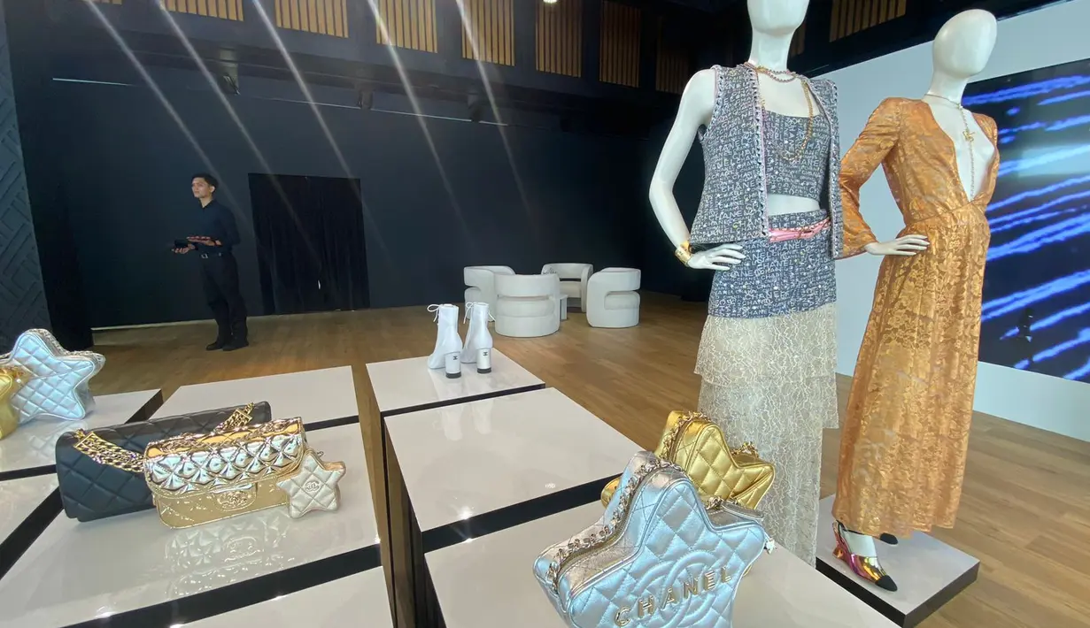 Los Angles yang identik dengan kota para bintang Hollywood juga diangkat dalam koleksi ini. Tas menggemaskan dengan bentuk bintang hadir memikat perhatian. [ Foto: Fimela.com ]