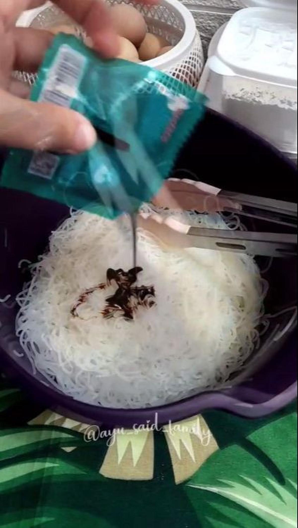 Aduk Bihun dengan Kecap
