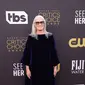 Jane Campion tampil sederhana namun mewah dalam balutan dress berpotongan loose dengan material bludru untuk Annual Critics Choice Awards ke-27 (Foto: Dior)