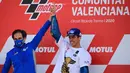 Pembalap Suzuki Ecstar, Joan Mir (kanan) merayakannya dengan Manajer Tim Davide Brivio setelah memenangkan kejuaraan dunia MotoGP setelah Grand Prix Valencia di sirkuit Ricardo Tormo di Valencia  (15/11/2020). (AFP/Lluis Gen)