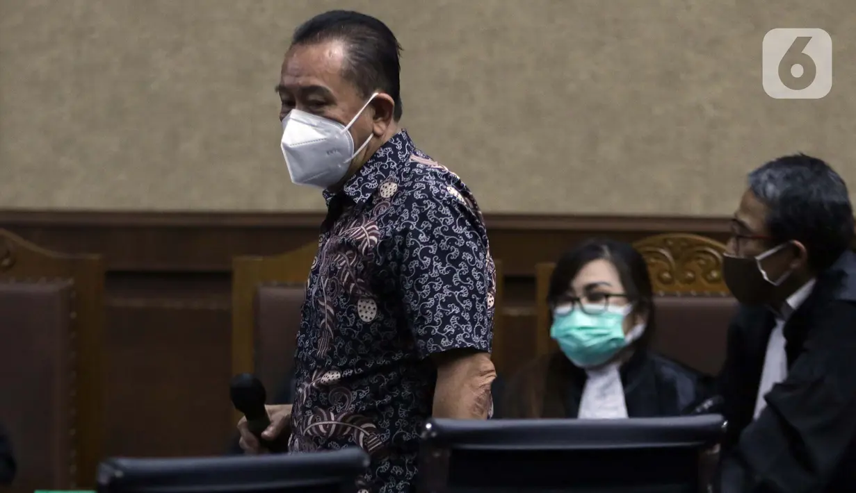 Terdakwa suap pengurusan fatwa MA serta penghapusan nama terpidana pengalihan hak tagih Bank Bali dari daftar red notice Polri, Djoko S Tjandra (kiri) saat sidang tuntutan di Pengadilan Tipikor Jakarta, Kamis (4/3/2021). Djoko Tjandra dituntut 4 tahun penjara. (Liputan6.com/Helmi Fithriansyah)