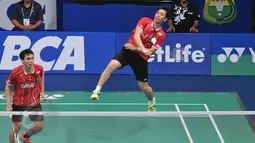 Ganda putra Indonesia, Hendra/Ahsan mengembalikan kok ke arah Andrew Ellis/Peter Mills di BCA Indonesia Open Superseries Premier 2015 di Istora Senayan, Jakarta, Rabu, (3/6/2015). Hendra/Ahsan menang 21-13 21-13. (Liputan6.com/Herman Zakharia)
