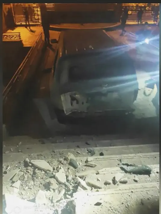 Kerusakan serangan drone dengan bahan peledak di kediaman Perdana Menteri Irak Mustafa al-Kadhimi di Baghdad, Minggu (7/11/2021). Serangan itu menyusul serangkaian aksi protes di ibukota Irak atas hasil pemilihan umum bulan lalu berubah menjadi kekerasan. (Iraqi Prime Minister Media Office via AP)