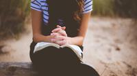 Ilustrasi kristiani, membaca Alkitab, berdoa. (Photo by Ben White on Unsplash)