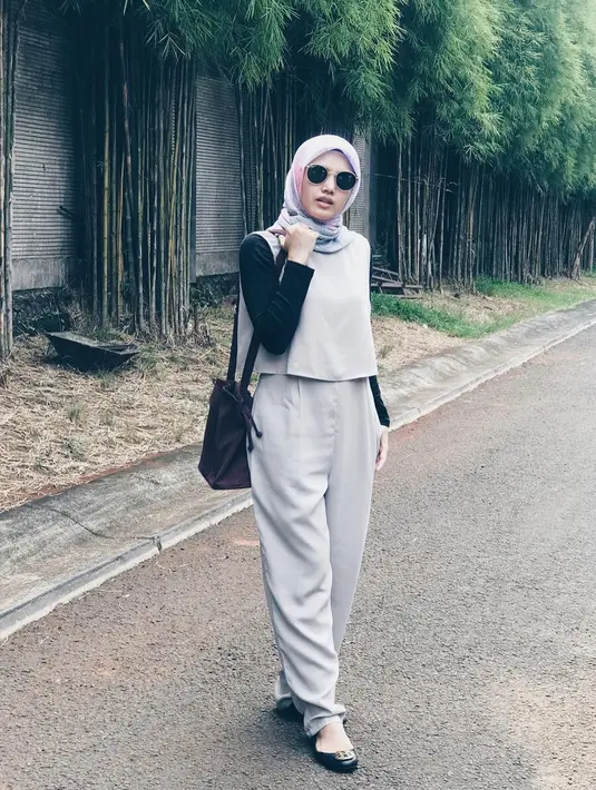 Ibu dua anak ini tetap tampil kekinian seperti anak-anak masa kini. Apalagi Herfiza tampak kece banget memakai kacamata hitam hitsnya yang satu ini. (Instagram/herfiza)