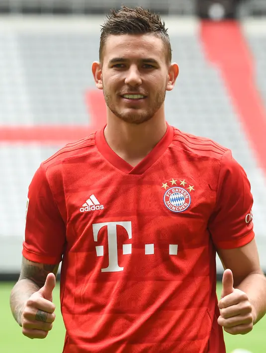 Bek baru Bayern Munchen, Lucas Hernandez berpose saat dirinya diperkenalkan secara resmi di Allianz Arena, Munich, Senin (8/7/2019). Lucas Hernandez menjadi bek termahal di dunia setelah diboyong Bayern Munchen dari Atletico Madrid dengan harga 80 juta euro (Rp 1,2 triliun). (Christof STACHE/AFP)