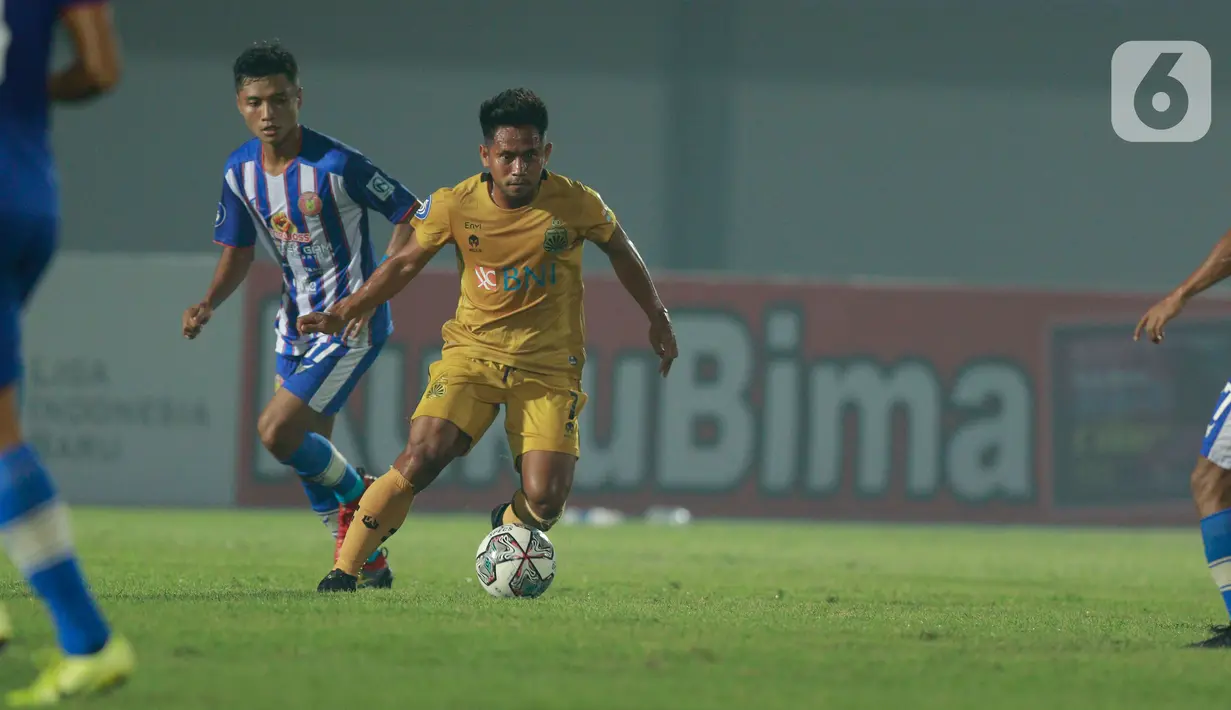 Gelandang Bhayangkara FC, Andik Vermansah, berusaha melewati pemain Persiraja Banda Aceh pada laga BRI Liga 1 di Stadion Indomilk Arena, Minggu (29/8/2021). Bhayangkara FC berhasil mengalahkan lawannya Persiraja Banda Aceh dengan skor 2-1. (Bola.com/M iqbal Ichsan)