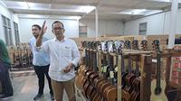 Direktur Fasilitas Kepabeanan Dirjen Bea dan Cukai Untung Basuki saat mengunjungi salah satu IKM yang bergerak dalam pembuatan alat musik gitar dan ukulele asal Bandung Jawa Barat,, Rabu (10/8/2022).