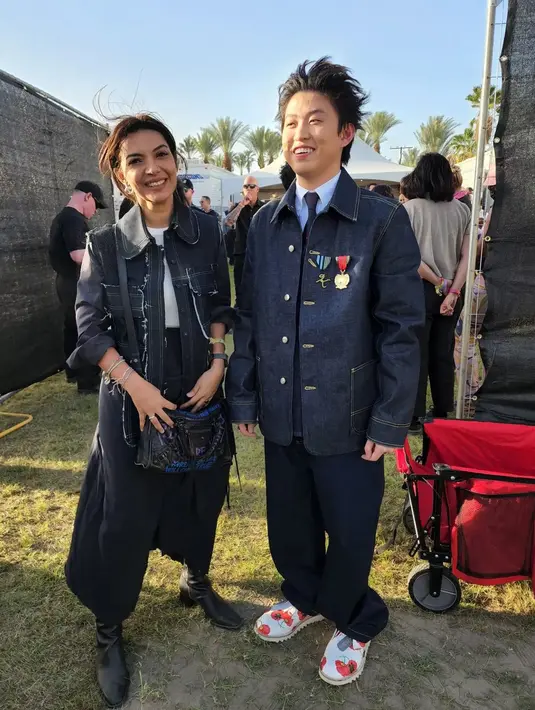 Ini jelas merupakan momen tak terlupakan. Najwa Shihab berhasil menemui Brian Imanuel dan Niki Zefanya di belakang panggung Coachella. Najwa tampil mengenakan kaus putih yang ditumpuknya dengan denim jacket, dipadu dengan celana panjang hitam. Foto: Instagram.