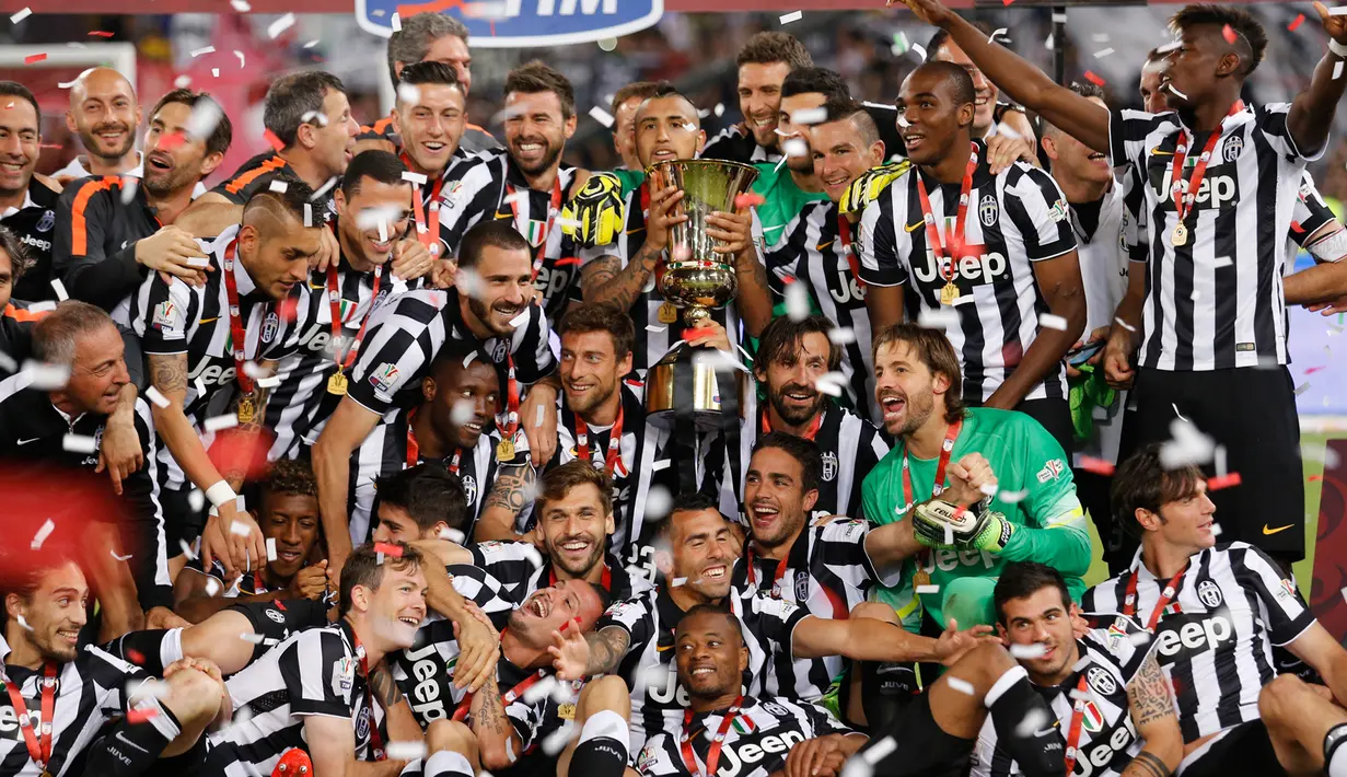 Para pemain Juventus berpesta merayakan keberhasilan meraih gelar juara Coppa Italia usai mengalahkan Lazio di Final Coppa Italia di Olimpico Roma, Italia, Rabu (20/5/2015). Ini merupakan gelar ke 10 Juventus di coppa italia. (Reuters/Giampiero Sposito)