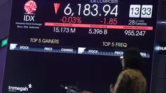 Pekerja berdiri dekat layar digital pergerakan Indeks Harga Saham Gabungan (IHSG) di Bursa Efek Indonesia (BEI), Jakarta, Jakarta, Selasa, 28 Juli 2026. (KLY/ Arie Basuki)