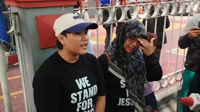 Angelina Margaretha Manic dan Desti yang rela datang dari Bogor guna menyambut Jessica bebas dari Lapas  Pondok Bambu, Jakarta Timur, pada Minggu (18/8/2024).