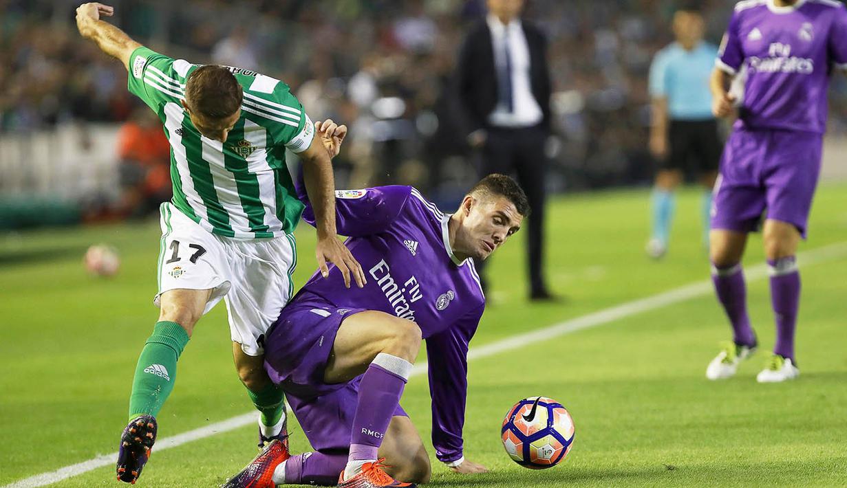 Gelandang Real Madrid, Mateo Kovacic, berebut bola dengan penyerang Real Betis, Joaquin Sanchez, pada laga La Liga di Stadion Benito Vilamarin, Seville, Minggu (15/10/2016). Madrid menang 6-1 atas Betis. (EPA/Julio Munoz) 