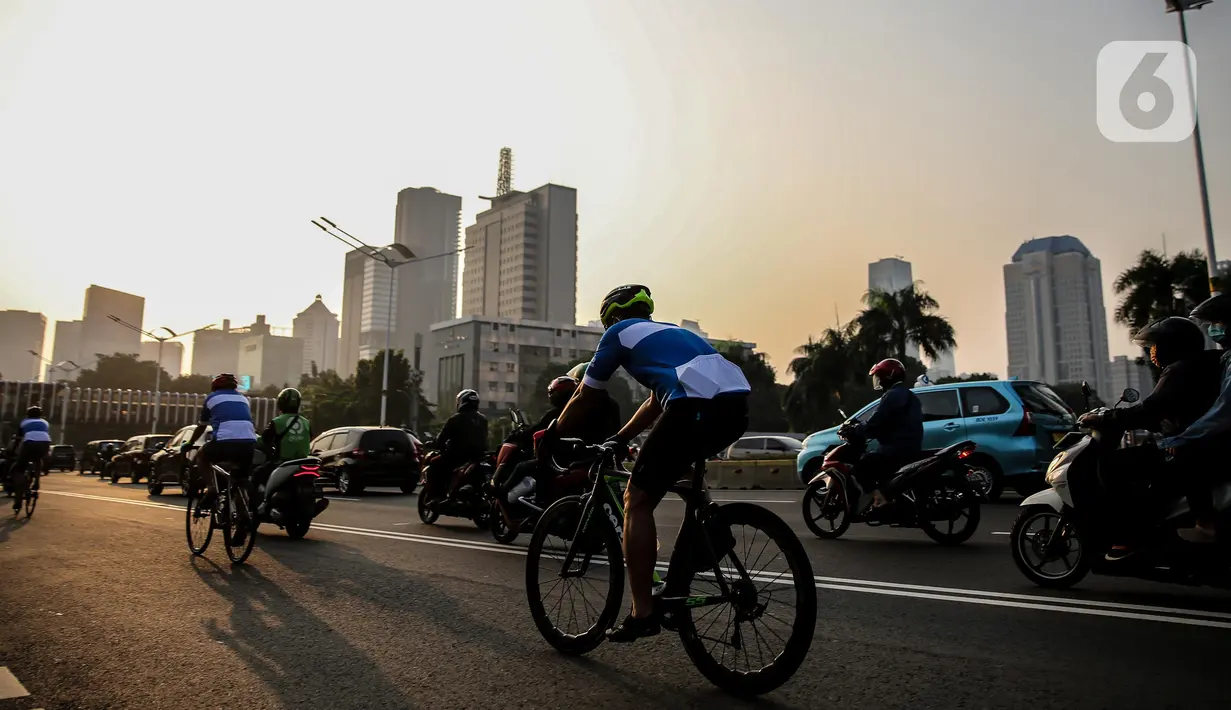 Warga menggunakan sepeda di jalur khusus sepeda di kawasan Jalan Sudirman, Jakarta, Selasa (14/7/2020). Pemprov DKI Jakarta memutuskan untuk meniadakan jalur sepeda sementara di kawasan protokol Jalan Sudirman-Thamrin, Jakarta Pusat mulai Minggu (19/7/2020) mendatang. (Liputan6.com/Faizal Fanani)