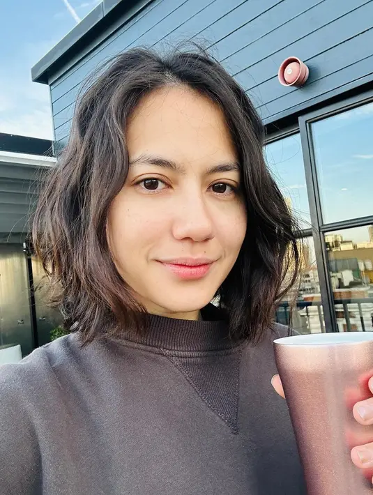 Dalam beberapa kesempatan, Pevita Pearce justru semakin percaya diri menunjukkan bare facenya. Ia mengenakan atasan berwarna cokelat dan berfoto selfie memegang tumblr, memamerkan bare face dengan rambut yang berantakan. [Foto: Instagram/pevpearce]