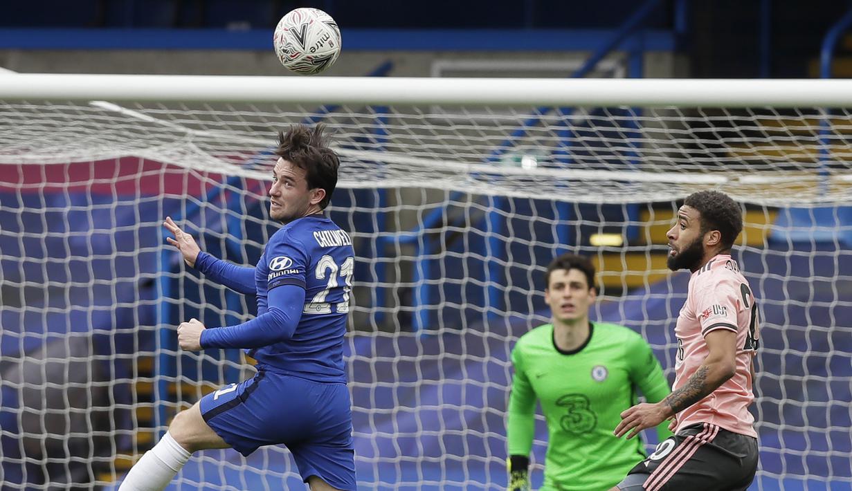 Bek Chelsea, Ben Chilwell (kiri) menyundul bola dari ancaman pemain Sheffield United dalam laga perempatfinal Piala FA 2020/2021 di Stamford Bridge, London, Minggu (21/3/2021). Chelsea menang 2-0 atas Sheffield United. (AP/Kirsty Wigglesworth)