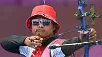 Atlet Indonesia Riau Ega Salsabila bertanding dalam babak 16 besar beregu putra cabang panahan Olimpiade Tokyo 2020 di Yumenoshima Park Archery Field, Lapangan Panahan Taman Yumenoshima, Tokyo, Jepang, Senin, 26 Juli 2021. (ADEK BERRY / AFP)