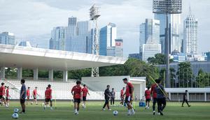 Timnas Indonesia U-22 berlatih di Stadion Madya, Jakarta, Senin (17/11/2025). (Bola.com/Bagaskara Lazuardi)