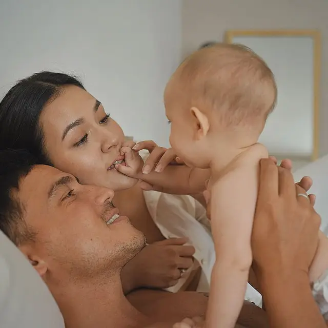 Momen Raisa dan Hamish Daud asuh Baby Zalina