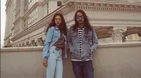 Marcello Tahitoe dan Aurelie Moeremans tampil kompak dengan setelan jeans (Foto: Instagram Marcello_tahitoe)