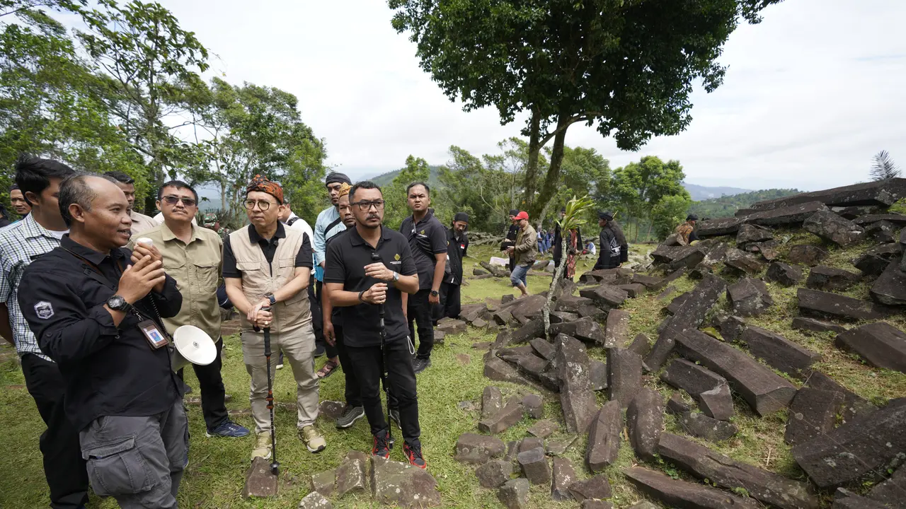 Menteri Kebudayaan Republik Indonesia, Fadli Zon, bersama Wakil Menteri Kebudayaan, Giring Ganesha Djumaryo, mengunjungi Situs Gunung Padang di Kecamatan Cempaka, Kabupaten Cianjur, Jawa Barat.