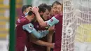 Striker Burnley, Chris Wood (tengah), melakukan selebrasi bersama rekan-rekannya usai mencetak gol kedua timnya ke gawang Wolverhampton Wanderers dalam laga lanjutan Liga Inggris pekan ke-14 di Turf Moor Stadium, Senin (21/12/2020). Burnley menang 2-1 atas Wolverhampton. (AFP/Jon Super/Pool)