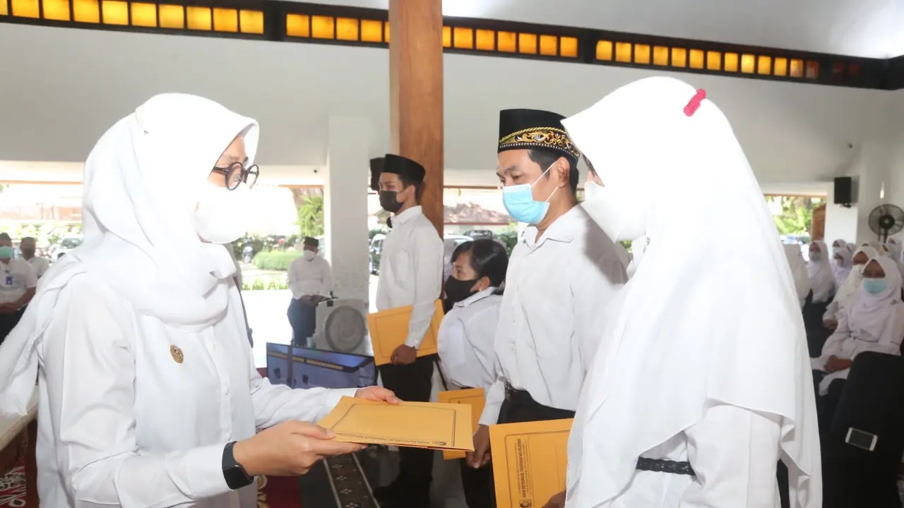 Bupati Banyuwangi Ipuk Fiestiandani (Kanan) Serahkan SK ASN formasi 2021 (Istimewa)