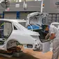 Pekerja merakit mobil di pabrik milik First Automotive Works (FAW) Group Co., Ltd. di Changchun, ibu kota Provinsi Jilin pada 1 September 2020. FAW, produsen otomotif terkemuka di China, menjual 2.656.744 unit kendaraan pada tiga kuartal pertama tahun ini, naik 8 persen secara tahunan (year on year)