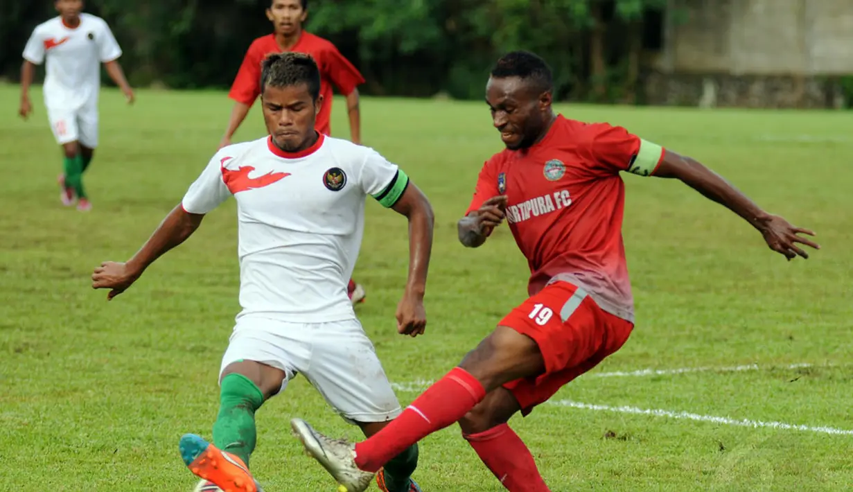 Gelandang timnas U-23 Indonesia, Manahati Lestusen (kiri) mencoba menghadang pergerakan pemain Martapura FC saat laga uji coba di National Youth Training Centre, Sawangan, Depok (4/1/2015). (Liputan6.com/Helmi Fithriansyah)