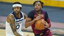 Pebasket Cleveland Cavaliers, Darius Garland, berusaha melewati pebasket Minnesota Timberwolves, D'Angelo Russell, pada laga NBA di Rocket Mortgage FieldHouse, Senin (1/2/2021). Cavaliers menang dengan skor 100-98. (AP/Tony Dejak)