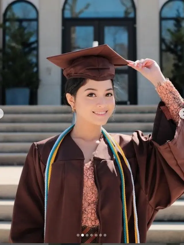 Yoriko Angeline pakai kebaya rancangan Didiet Maulana saat wisuda Western Michigan University AS (Foto: Instagram yorikooangln_)
