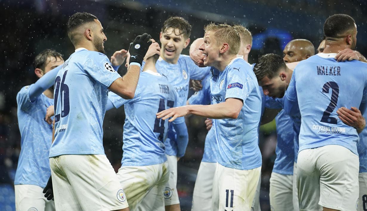 Para pemain Manchester City merayakan gol kedua ke gawang Paris Saint-Germain yang dicetak gelandang Riyad Mahrez (kiri) dalam laga leg kedua semifinal Liga Champions 2020/2021 di Etihad Stadium, Selasa (4/5/2021). Manchester City menang 2-0 atas PSG. (AP/Dave Thompson)